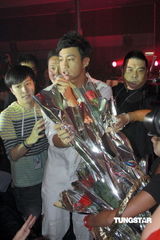 组图：何润东开唱跳热舞 为吴建豪飞机拍照说情