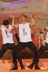 组图：李克勤郑欣宜开唱 鼓励年青人追梦