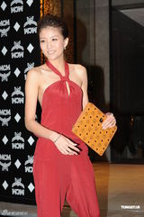 组图：Rain展绅士风度 郑秀文急闪为许志安捧场