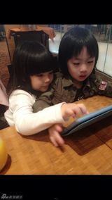 组图：王诗龄拍照扮小恶魔 Kimi变身超人