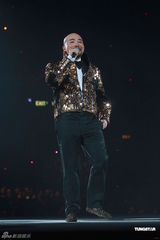 组图：黄伟文作品展落幕 陈奕迅何韵诗台上激吻