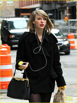 组图：斯威夫特黑丝秀美腿 妆容精致遭路人忽略