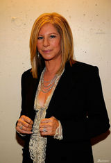 高清图：奥斯卡后台 史翠珊西装配长裙造型奇特