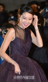 组图：孔孝真亮相青龙红毯 黑色纱裙大秀美背