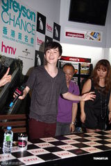 组图：Greyson难忘北京烤鸭 香港会歌迷惹混乱