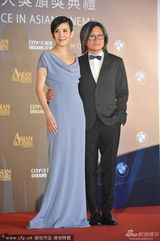 组图：陈可辛搂吴君如现身 君如侧身秀凹凸身材