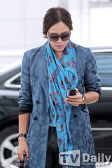 组图：张根硕赴中国办粉丝会 机场装风格独特