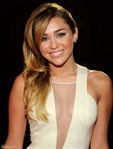 高清组图：麦莉-塞勒斯白色礼服亮相人民选择奖