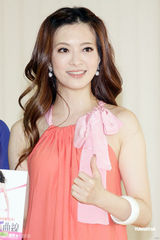 组图：李佳薇为演唱会练舞 向刘真讨教塑S型方法 