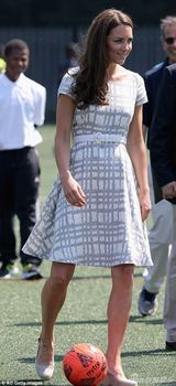 组图：凯特访原住民换两套靓裙 手握花蛇不害怕