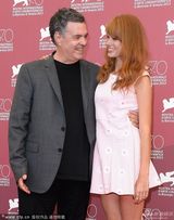 组图：《我是阿拉伯人》发布 女主穿粉裙清新