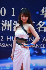 组图：赵本山成龙等助阵华鼎奖盛典红毯