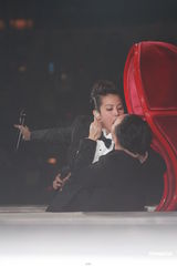 组图：黄伟文作品展落幕 陈奕迅何韵诗台上激吻