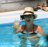 组图：凯蒂-佩里比基尼现身 低胸晒豪乳