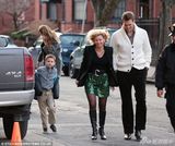 组图：超模吉赛尔携爱子外出 金色秀发风中凌乱