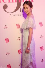 组图：颖儿蕾丝裙出席杂志周年庆 被赞移动封面