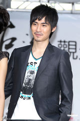 高清图：周渝民和粉丝互动 表现随和显亲和力