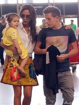 组图：贝嫂携儿女现身机场 哥哥们护花小七抢镜