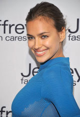 高清组图：C罗女友伊莉娜-莎伊克紧身蓝裙亮相