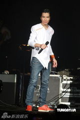 组图：萧敬腾唱《black or white》 向杰克逊致敬