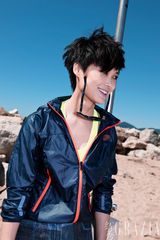 组图：李宇春登杂志封面 戛纳海边尽显俏皮