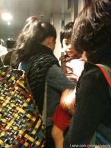 盘点图：谢霆锋一家四口“全家福” 一颦一笑爱意浓