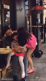 组图：李湘夫妻牵手漫步巴黎 王诗龄可爱抢镜