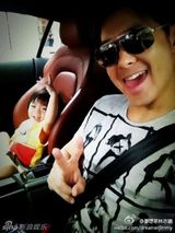 组图：微镜头下的小小志 呆萌可爱完胜童颜老爸