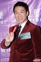 组图：官恩娜难忘初吻 入行曾获许冠杰赞丰唇