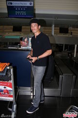 组图：陈豪启程加拿大办婚宴 拒谈陈茵媺怀孕