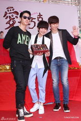 组图：吴建豪新剧首播 俊昊友情站台送礼物