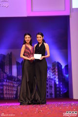 组图：新科视后田蕊妮展歌喉 薛凯琪献花