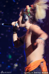 组图：张根硕开唱半裸露点 粉丝着比基尼狂欢