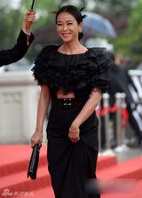 组图：《圣殇》女主赵敏秀别致美裙显贵气