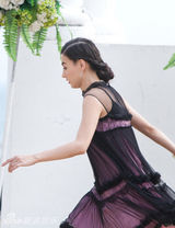 组图：张柏芝片场复工低调赶戏 表情凝重若有所思