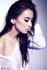 组图：黄圣依性感秀美肌玩湿身诱惑