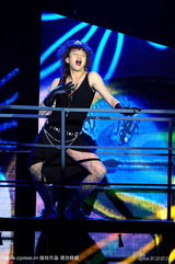 幻灯图集：邓超穿网袜大跳钢管舞 模仿杰克逊动作