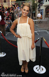 组图：德普短发亮相《海盗4》 佩内洛普似优雅人鱼