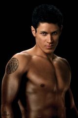 幻灯图集：《暮光2》再曝新照 爱德华贝拉为爱狂奔