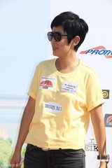 组图：吴君如出席慈善活动 称已安慰脚伤古天乐