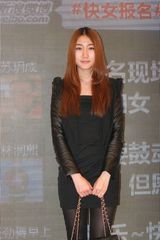 组图：杭州快女高美人PK萝莉 一边秀美腿一边比萌