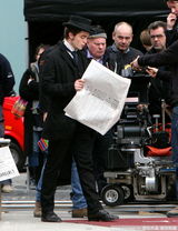 幻灯图：《漂亮朋友》赶拍 罗伯特-帕丁森变绅士