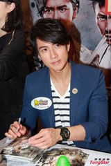 组图：周渝民吴尊出席宣传 手持兵器摆造型