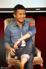 组图：《合伙人》北大交流 三主演兑现5亿激吻