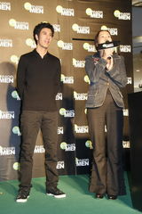 幻灯：王力宏上海出席代言活动 和粉丝分享护肤心得