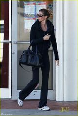 组图：吉赛尔-邦辰秀长腿 黑超遮面悠闲散步