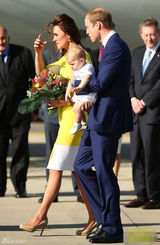 组图：凯特抱子随访澳洲 黄衣明艳狂风吹乱秀发