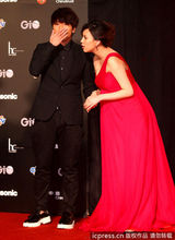 组图：金钟奖红毯卫斯理携大肚娇妻朱芯仪亮相