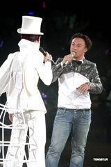 组图：杨千嬅个唱悲喜交加 老公与陈奕迅等好友捧场