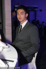 组图：韦唯三子代母贺友人新婚 比赛鼻子挂勺子